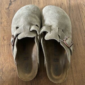 Im selling my birkenstock clogs they are a size 6